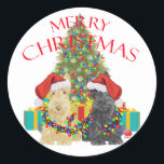 Santas Helpers Ronde Sticker<br><div class="desc">Wheaten en Black Scottish Terrier hebben geholpen om de kerstboom te versieren en de cadeautjes op te lossen. Kom hier met Maggie Ross Scotties Shop om dit te zien en nog veel meer seizoensgebonden design gemaakt van mijn oorspronkelijke kunstwerk. Pas het desgewenst aan met onze eenvoudige teksttool. Verander de achtergrondkleuren!...</div>