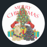 Santas Helpers Ronde Sticker<br><div class="desc">Wheaten en Black Scottish Terrier hebben geholpen om de kerstboom te versieren en de cadeautjes op te lossen. Kom hier met Maggie Ross Scotties Shop om dit te zien en nog veel meer seizoensgebonden design gemaakt van mijn oorspronkelijke kunstwerk. Pas het desgewenst aan met onze eenvoudige teksttool. Verander de achtergrondkleuren!...</div>