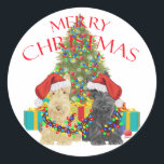 Santas Helpers Ronde Sticker<br><div class="desc">Wheaten en Black Scottish Terrier hebben geholpen om de kerstboom te versieren en de cadeautjes op te lossen. Kom hier met Maggie Ross Scotties Shop om dit te zien en nog veel meer seizoensgebonden design gemaakt van mijn oorspronkelijke kunstwerk. Pas het desgewenst aan met onze eenvoudige teksttool. Verander de achtergrondkleuren!...</div>