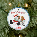 Santa's Little Yelper Cavalier King Charles Cerami Keramisch Ornament<br><div class="desc">Een zoete Cavalier koning Charles Spaniel wordt door de kerstman geknuffeld. U kunt het ornament aan uw wensen personaliseren.</div>