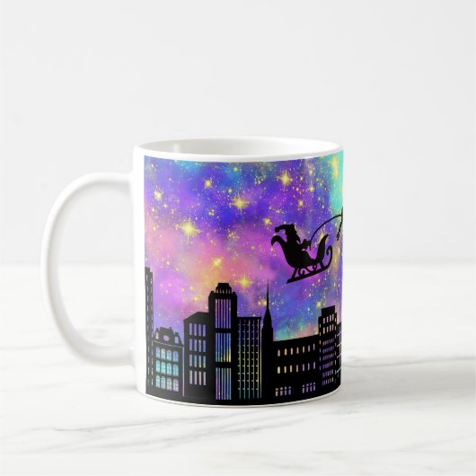 Santa's slee en rendier vliegen over een stad koffiemok (Links)