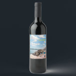 Santorini, Griekenland Beach House Wijn Etiket<br><div class="desc">Santorini,  Griekenland Beach House,  Wit betonnen huis in de buurt van het waterlichaam onder witte en blauwe bewolkte lucht</div>
