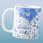 Santorini Griekenland Monogram Waterverf Koffiemok<br><div class="desc">Waterverf blauw-wit stadslandschap schilderij gebaseerd op het Griekse eiland Santorini. Originele kunst van Nic Squirrell. Wijzig het monogram initiaal om het te personaliseren.</div>