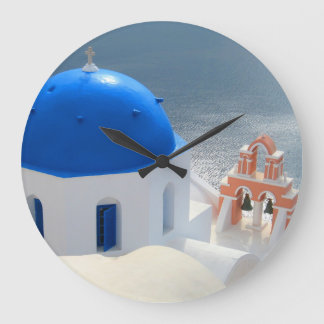 Santorini-kerk in de middag van de zon grote klok
