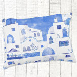 Santorini Waterverf Townscape Accent Kussen<br><div class="desc">Een blauw en wit schilderij van het dorp Oia op het Griekse eiland Santorini.</div>
