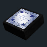 Sapphire 45th Wedding Jubileum Gift Box Cadeaudoosje<br><div class="desc">Een Digitalbcon-Afbeeldingen Design met een sappierblauwe kleur en een levendig ontwerpthema met een verscheidenheid van aangepaste afbeeldingen, vormen, patronen, stijlen en lettertypen in deze one-of-a-kind Gift Box van het type "Sapphire Wedding Jubileum". Dit elegante en aantrekkelijke ontwerp is compleet met aanpasbare tekstletters die bij uw eigen speciale gelegenheid passen. VOLTOOID...</div>