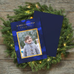 Sapphire Blue Bokeh Lights Gold Merry kerst Feestdagenkaart<br><div class="desc">Deze foto vakantiekaart is voorzien van uw foto en de woorden "Merry Christmas" in faux gouden folie tegen een saffierblauwe bokeh lampjes patroonachtergrond. Kaart heeft een blauwe achterkant. Personaliseer het door de plaatsaanduidingstekst te vervangen en vervang de voorbeeld-/plaatsaanduidingsfoto's door uw eigen foto. Voor meer opties zoals het wijzigen van het...</div>