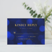 Sapphire Blue Bokeh Lights Gold Wedding RSVP Kaartje (Staand voorkant)