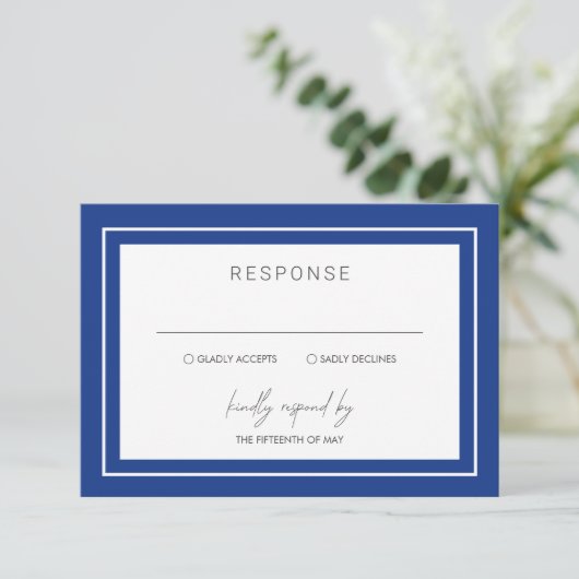 Sapphire Blue Bold Border Modern Wedding RSVP Kaartje (Staand voorkant)