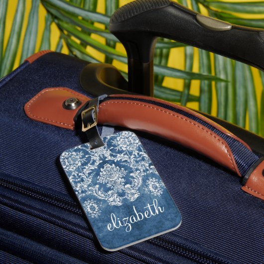 Sapphire Blue Damask Pattern en Name Bagagelabel (Voorkant Insitu 1)