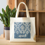 Sapphire Blue  Damask Pattern en Name Grote Tote Bag<br><div class="desc">Een patroon met een bord en kant. Kijk dicht bij de bloemen en bladeren.Een trendy design met juweelkleuren en elegantie. De punten zijn gemakkelijker om aan te passen wanneer u alle tekst en foto's eerst vervangt. Als je kunst nog moet worden aangepast, klik je op Deze knop aanpassen. Dit zal...</div>
