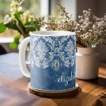 Sapphire Blue Damask Pattern en Name Koffiemok<br><div class="desc">Een motief - een trendy design met juweeltinten en elegantie. Items zijn gemakkelijker aan te passen wanneer u eerst alle tekst en foto's vervangt. Als uw onderdeel nog moet worden aangepast, klikt u op deze knop aanpassen. Dit brengt u naar een ontwerpgebied waar u dingen kunt verplaatsen en zelfs lettertypen...</div>