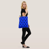 Sapphire Blue en Black Polka Dot Canvas tas (Op model)