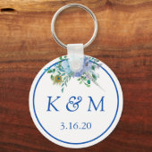 Sapphire Blue Floral Monogram Wedding Favor Sleutelhanger (Voorkant)