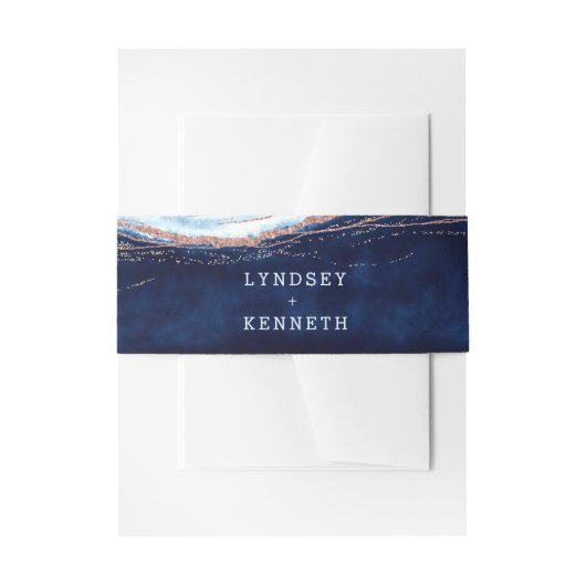 Sapphire Blue Roos Gold Geode WeddenMonogram Uitnodigingen Wikkel (Voorkant Voorbeeld)