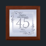 Sapphire Gem & Glitter 45th Wedding Jubileum Cadeaudoosje<br><div class="desc">Glamoureus en elegant poot 45th Sapphire Wedding Jubileum cadeau box met stijlvolle, blauwe siersiersierstenen, hoekversieringen en bijbehorend gekleurd glitter border lijst. Een romantisch ontwerp voor je viering. Alle tekst-, lettertype- en lettertypekleur kan volledig worden aangepast om aan uw vereisten te voldoen. Als je wilt helpen je product aan te passen,...</div>