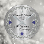 Sapphire Jubilee Diamonds 70th Wedding Jubileum Ronde Klok<br><div class="desc">Opulente elegantie lijsten dit 70e trouwverjaardagsontwerp in een uniek diamantontwerp met midden-traandeldiamant met hartvormige saffieraccenten en faux toegevoegde sparkles op een zilvertoongradiënt. Let erop dat alle opschriften gedrukt zijn en alleen gemaakt zijn om zo echt mogelijk te lijken in een vlak, gedrukt ontwerp. Hieronder vallen ook metalen kijkgradiënten en/of edelstenen....</div>