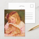 Sara Holding a Cat | Mary Cassatt Briefkaart<br><div class="desc">Sara Holding a Cat (1908) van de Amerikaanse impressionist Mary Cassatt. Origineel kunstschilderij toont een portret van een klein meisje met een roze jurk en een kitten. Gebruik de ontwerphulpmiddelen om douanetekst toe te voegen of het afbeelding te personaliseren.</div>