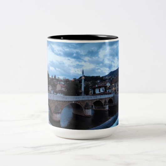 Sarajevo Mok-Geweldig speciaal cadeau idee voor ie Tweekleurige Koffiemok (Center)