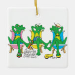 Sarasota Beach Ceramic Ornament<br><div class="desc">Geweldige herinnering aan de beste tijd op de stranden in Sarasota, Florida. "Deze gatormeisjes" genieten niet alleen van het strand, maar ook van alle attracties van de stad - Opera, Mote, Ringling Museum, en nog veel meer. U kunt de rug personaliseren of het schrappen. Hang dit ornament op je kerstboomvakantie...</div>