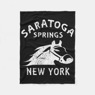 Saratoga Springs Ny Paard Vintage Grafisch Racing  Fleece Deken