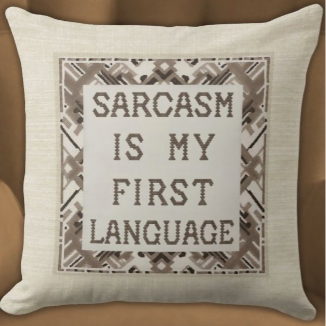 Sarcasme is mijn eerste taal – geestige kruissteek kussen (Witty Statement Pillow in Neutral Colors Sarcasm is My First Language Beige Geometric Modern)