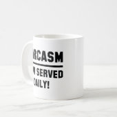 Sarcasme wordt nu dagelijks geserveerd koffiemok (Voorkant links)