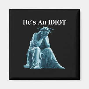 Sarcastisch anti-Trump Hij is een idioot standbeel Magneet