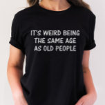 Sarcastisch Shirt, Funny Birthday Shirt, Old Age T-shirt<br><div class="desc">Dit Sarcastisch Shirt is perfect voor iedereen die een verjaardag viert. Met de grappige zin "Het is raar om op dezelfde leeftijd te zijn als oude mensen" is het zeker dat je iedereen die het ziet een knuffel geeft. Dit shirt is gemaakt van comfortabel materiaal van hoge kwaliteit en is...</div>