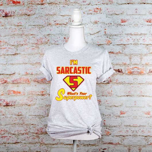 Sarcastisch statement met superheldenstijl t-shirt