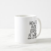 Sarcastisch werk citaat - vermijd stress, sla werk koffiemok (Voorkant rechts)