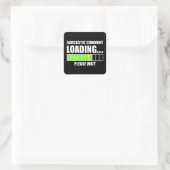 Sarcastische commentaar laden...Een ogenblik gedul Vierkante Sticker (Tas)