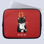 Sarcastische kerstkat laptop sleeve<br><div class="desc">Een grappige sarcastische,  irritante en onenthousiaste zwarte en witte tuxedo kat met kerstgeweien. Ho ho ho,  en al dat spul. Verander de tekst of verwijder het om verder te personaliseren.</div>