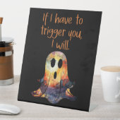Sarcastische spooktriggerwaarschuwing reclamebord met voetstuk (Insitu)