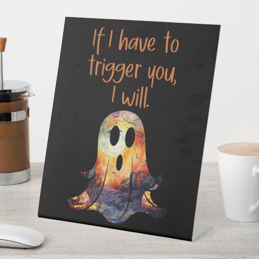 Sarcastische spooktriggerwaarschuwing reclamebord met voetstuk (Insitu)