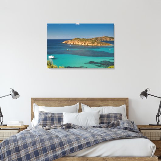 Sardijns helderblauw zee & lucht met boten en klif canvas afdruk (Insitu (Slaapkamer))