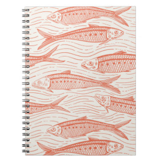 Sardines in beweging in koraal en wit notitieboek