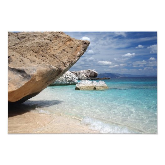 Sardinia strand met grote rotsafdruk foto afdruk (Voorkant)