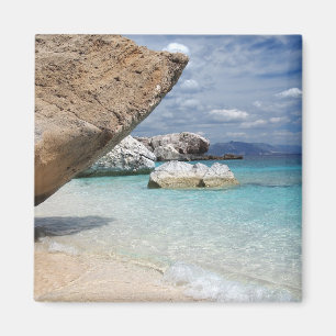 Sardinia strand met grote rotsen magnet