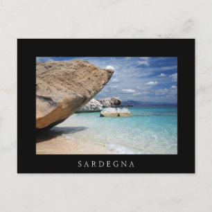 Sardinia strand met grote rotsen zwart briefkaart