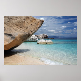 Sardinië strand met grote rotsen poster
