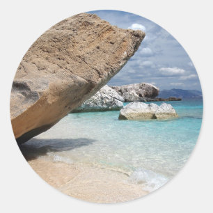 Sardinië strand met grote rotsen rond de sticker