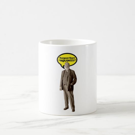 Sargent zegt "SQUINT!" Mok (Center)