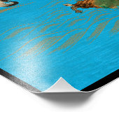 Sarus kraan vliegen boven schildpad in het zee foto afdruk (Hoek)