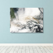 Sarychev Peak blaast door het Zee van Okhotsk Canvas Afdruk (Insitu (Houten vloer))