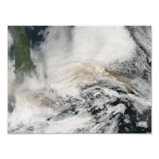 Sarychev Peak blaast door het Zee van Okhotsk Foto Afdruk (Voorkant)