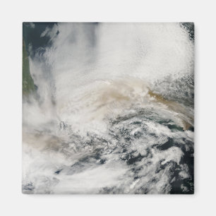 Sarychev Peak blaast door het Zee van Okhotsk Magneet