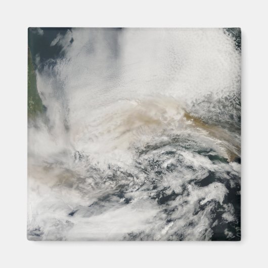 Sarychev Peak blaast door het Zee van Okhotsk Magneet (Voorkant)