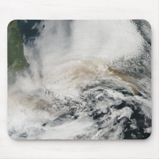 Sarychev Peak blaast door het Zee van Okhotsk Muismat (Voorkant)