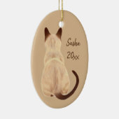 Sasha Siamese Cat Sitting Back Uitzicht Kat Aangep Keramisch Ornament (Rechts)